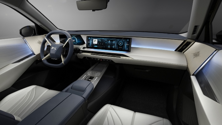 DS No7 interior white dashboard white seats