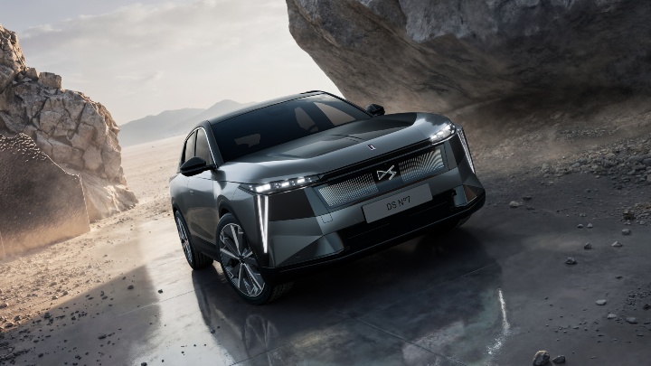 DS N07 E-TENSE grey close up bright headlights