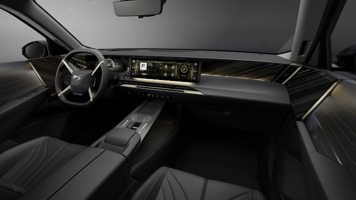 DS N07 E-TENSE black interior black dashboard and seats