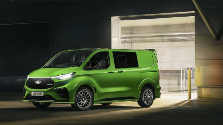 Ford Transit Custom MS-RT Outside Warehouse