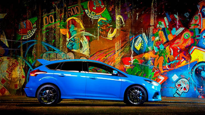 blue ford focus rs, parked next to graffiti wall