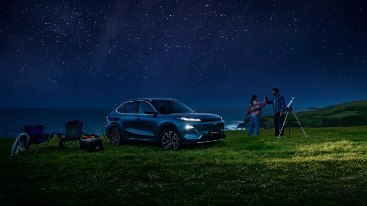 Geely Starray EM-i Exterior Under Night Sky with Telescope