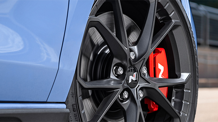 Blue Hyundai i30 N alloy wheel and red brake caliper
