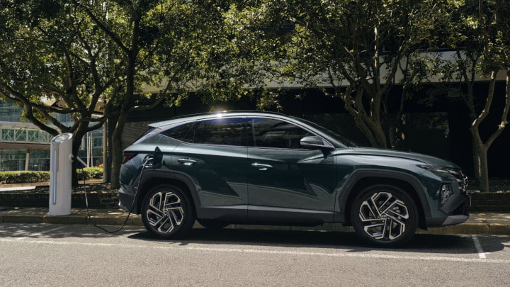 Green Hyundai TUCSON Plug-in Hybrid Charging