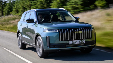 Green JAECOO 5 Petrol Driving