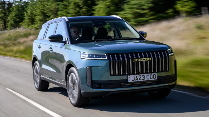 Green JAECOO 5 Petrol Driving