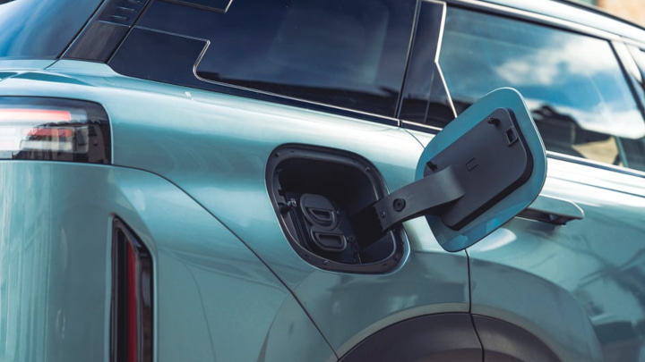 JAECOO 7 SHS Plugged In To Charge