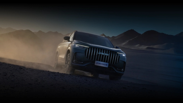 JAECOO 8 blue front driving