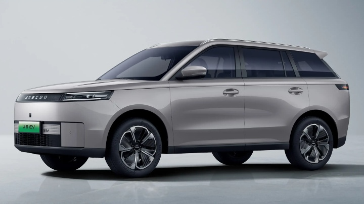 Silver JAECOO E5 Exterior in Studio