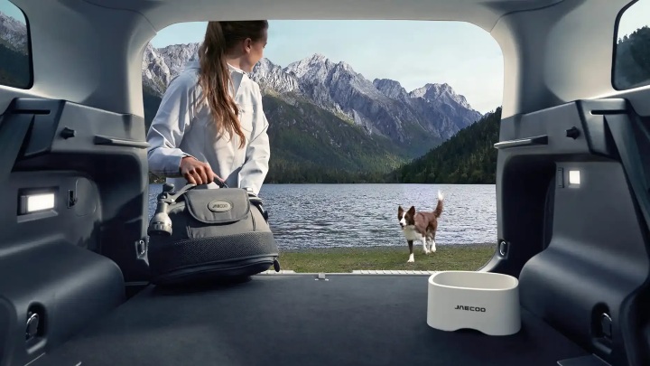 JAECOO 5 Interior Boot Looking Out to Mountain Range