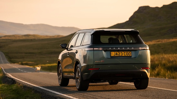 JAECOO 5 Exterior Rear Driving in Countryside