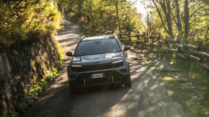 Jeep Avenger 4xe driving in the countryside