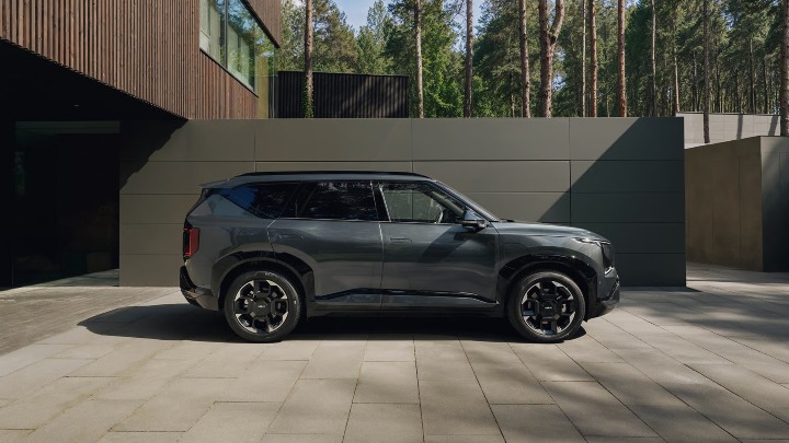 Grey Kia EV5 Exerior Side Static Outside Contemporary Home