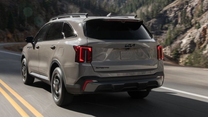 Rear end of a silver Kia Sorento driving in a motorway
