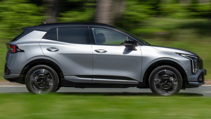 Kia Sportage HEV Driving Side Angle in Silver