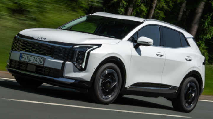 Kia Sportage Petrol Driving Front Angle in White