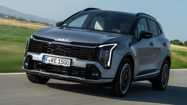 Kia Sportage HEV Driving Front Angle in Silver
