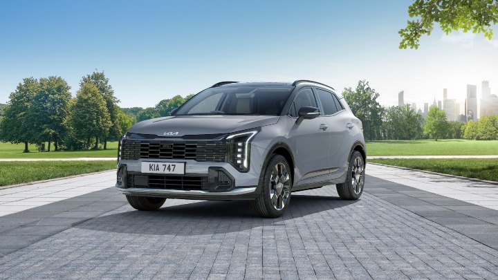 Silver Kia Sportage Exterior Front Static in Urban Green Space