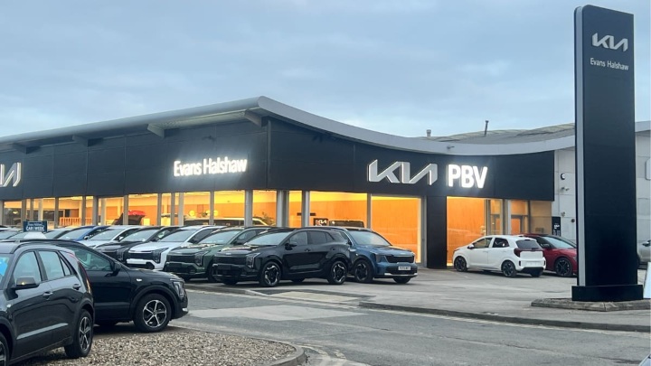 Evans Halshaw Kia Hull Dealership Exterior