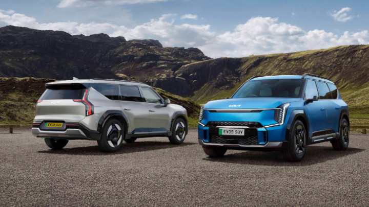 Pair of Kia EV9s Static