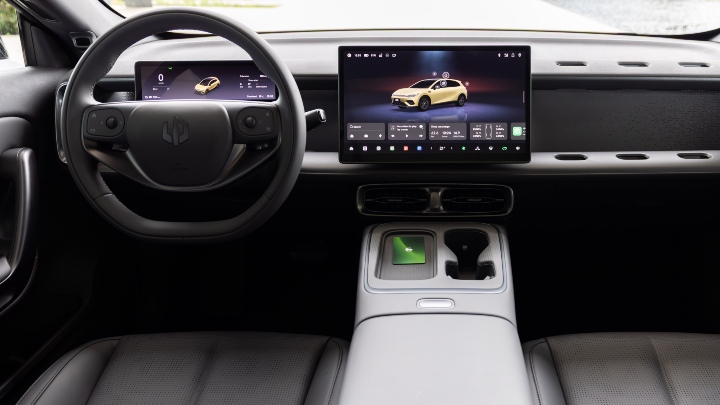 Leapmotor B05 interior dashboard