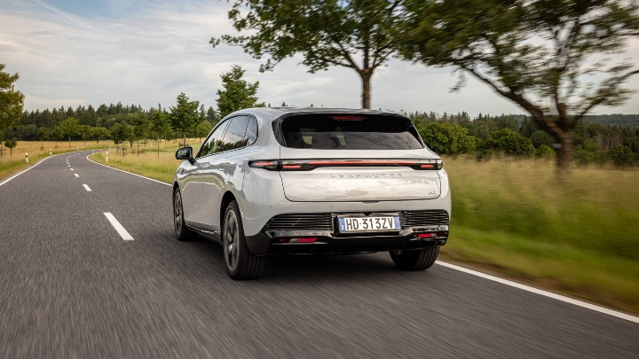 Leapmotor B05 silver driving rear