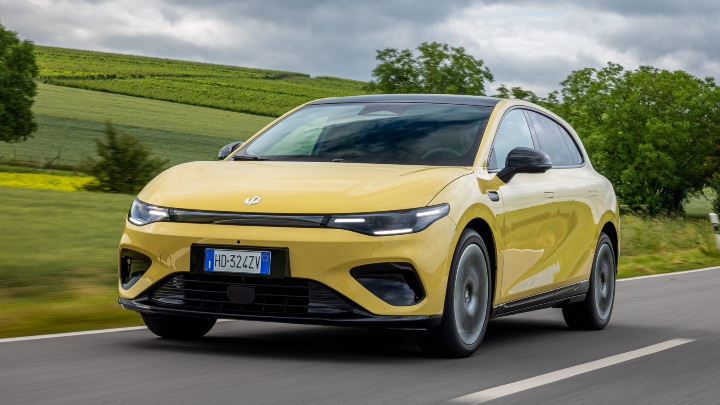 Leapmotor B05 yellow front driving