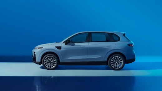 Side profile of a blue Leapmotor B10 electric SUV showcasing its sleek exterior design