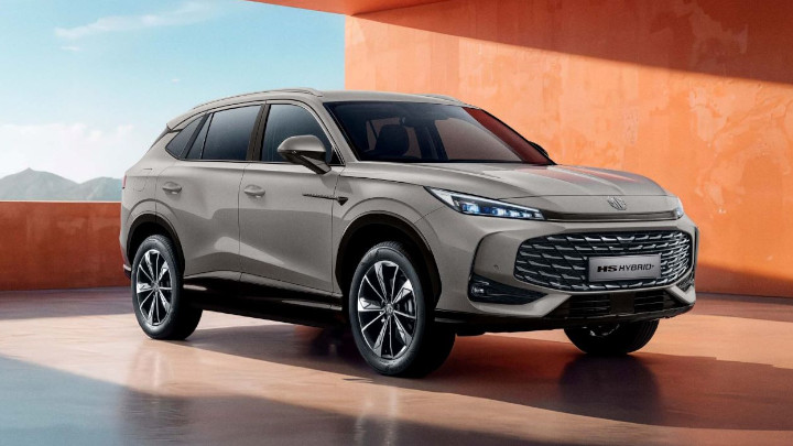 MG HS Hybrid + Front Angle Alternative