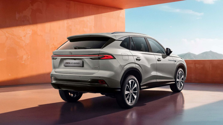 MG HS Hybrid + Rear Angle Alternative