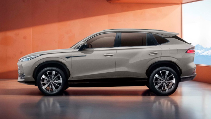 MG HS Hybrid + Side Angle