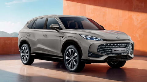 MG HS Hybrid + Front Angle Alternative