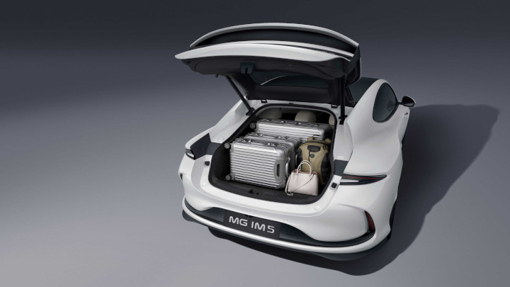 White MG IM5 With Boot Open