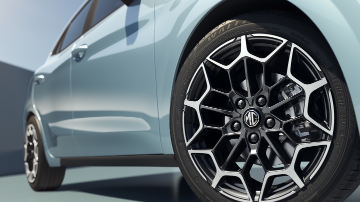 MG4 EV Urban grey front wheel