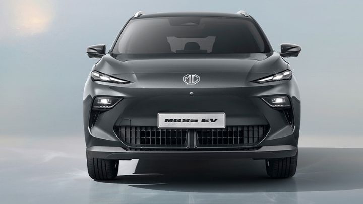 Font of an MGS5 EV parked on a light blue background