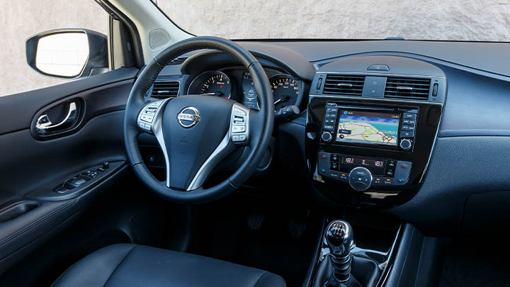 nissan pulsar interior