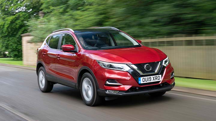 nissan qashqai driving, front quarter