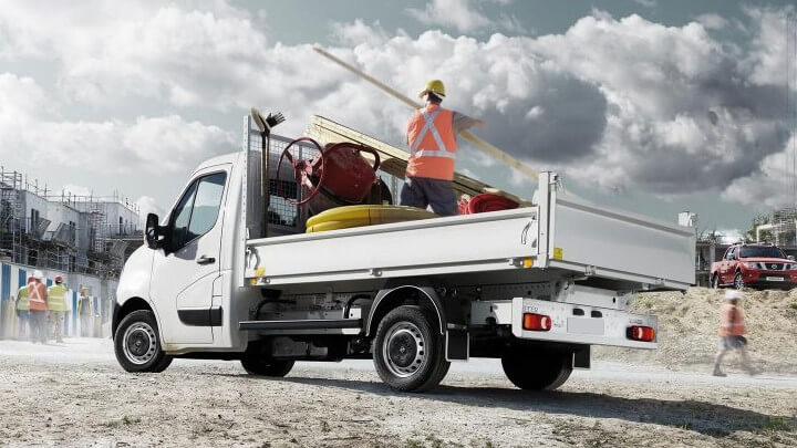 Nissan Interstar, Tipper version with worker in flatbed