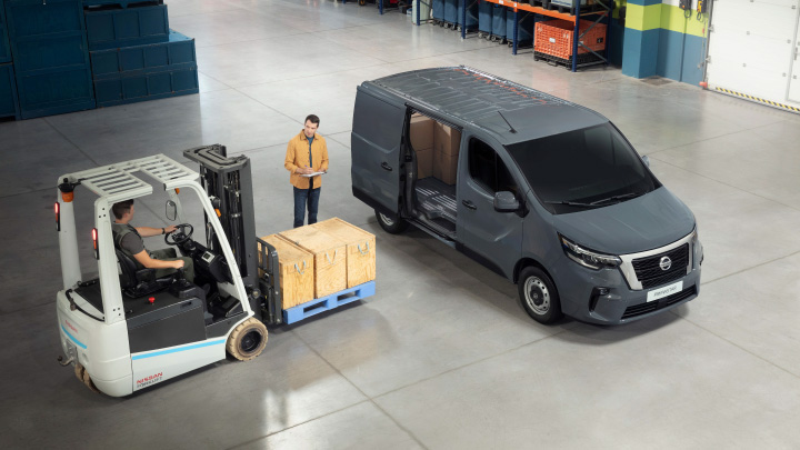 Nissan Primastar, lifestyle image next to forklift in warehouse