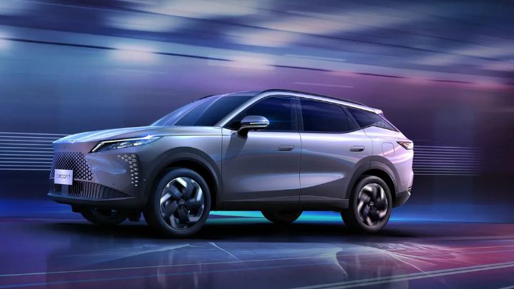 OMODA 7 front and side angle