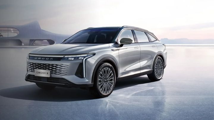 Front of a silver OMODA 9