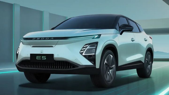 OMODA E5 Front Side View