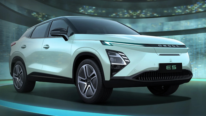 OMODA E5 Front Angle Lifestyle