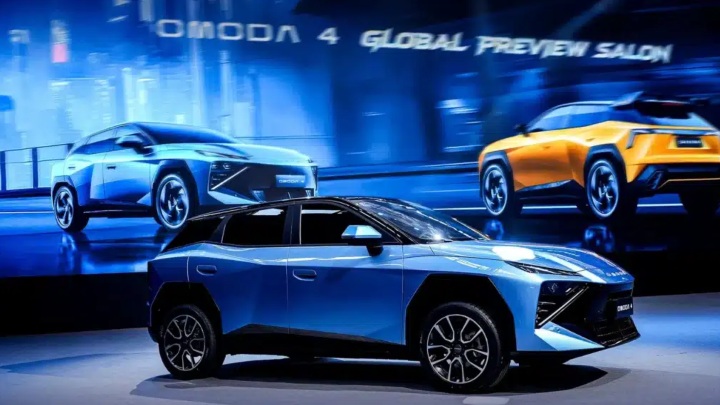 OMODA 4 SHS-H On Stage at Auto China