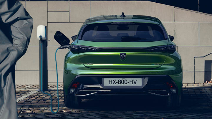 green peugeot 308 charging