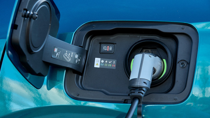 Peugeot 408 Charging