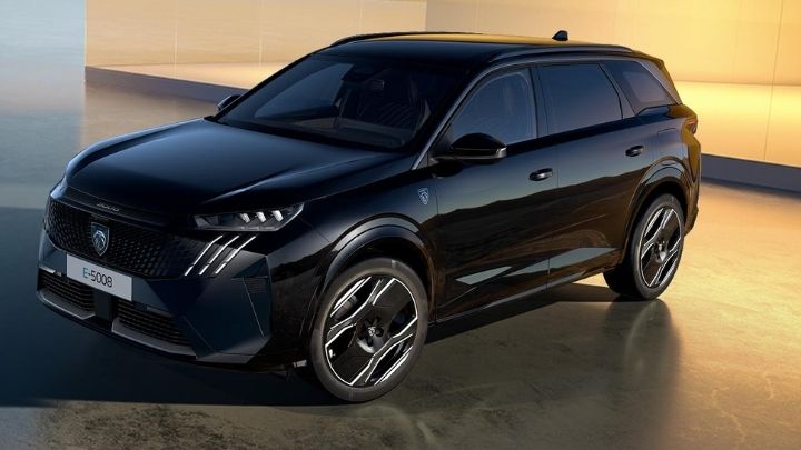 Black Peugeot 5008 parked in front of an orange wall