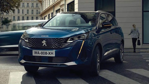 Blue Peugeot 5008, front quarter driving shot