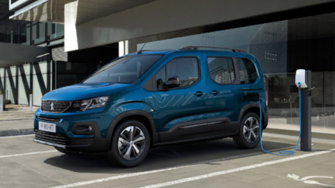 Peugeot e-Rifter Charging