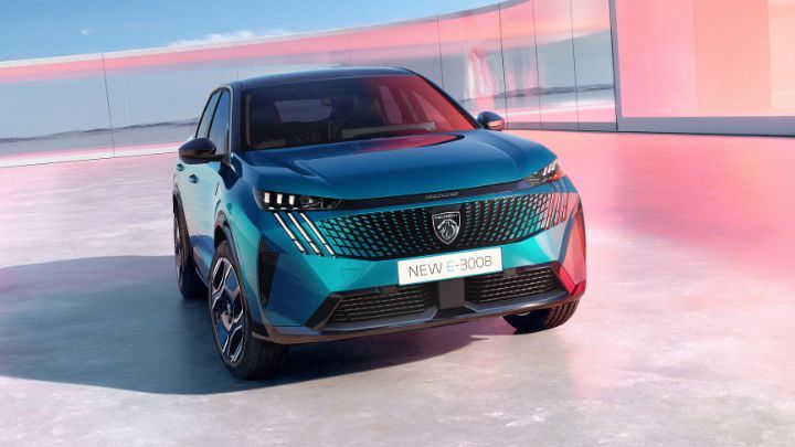 Blue Peugeot e-3008 parked in front of a pink wall